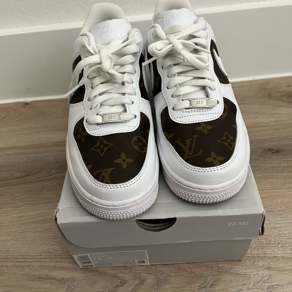 Nike Air Force 1 '07 in Classic White and Brown